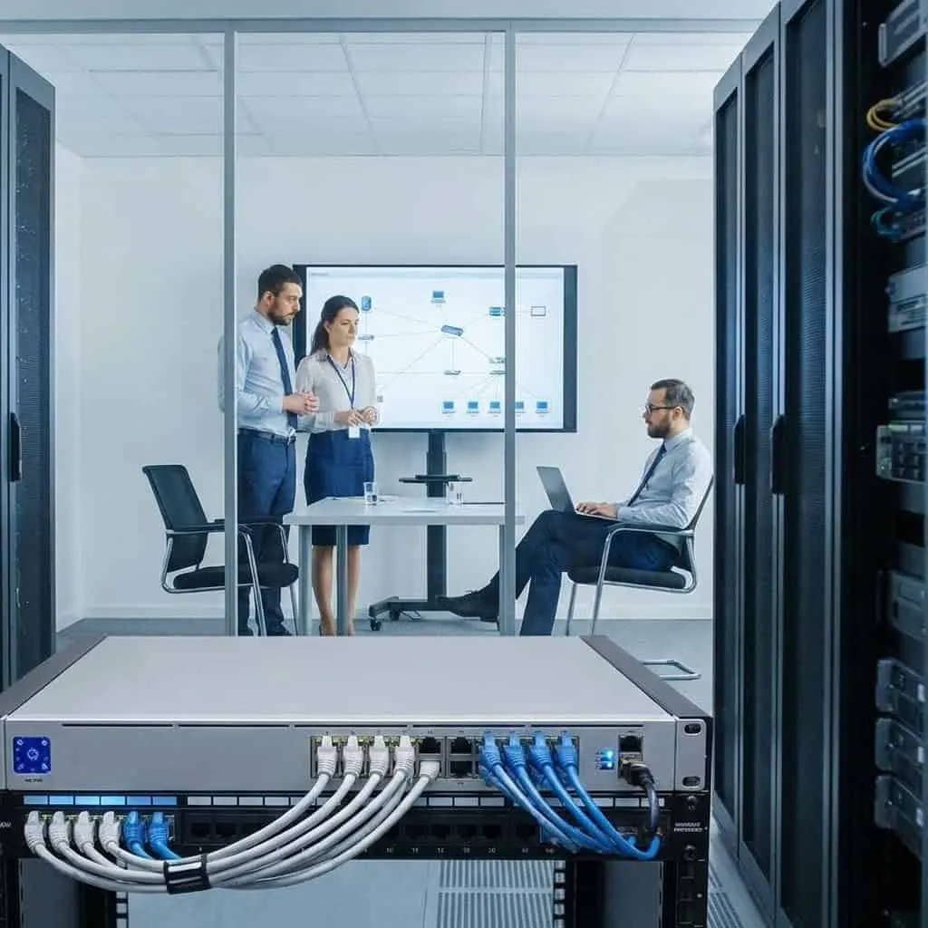 El costo invisible de un switch genérico: ¿Por qué las empresas líderes eligen Cisco Catalyst para su backbone?